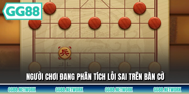 Người chơi đang phân tích lỗi sai trên bàn cờ